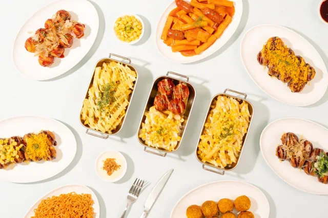 타코야끼와 토핑 감자튀김, 사이드 메뉴를 함께 차린 아마이 메뉴